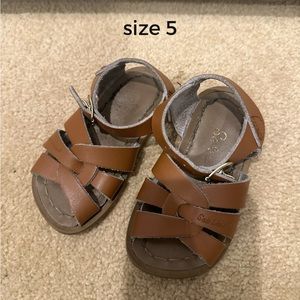 Saltwater sandals size 5. great condition